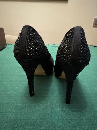Zapatos de fiesta negros con pedrería