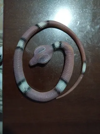 Serpente di gomma giocattolo