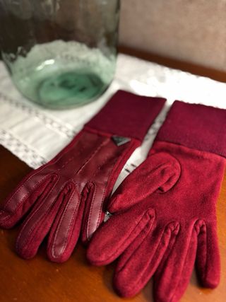 Guantes rojos de cuero y tela