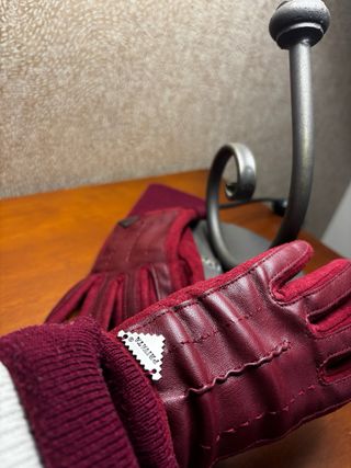 Guantes rojos de cuero y tela