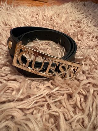 Cinturón Guess Hebilla Dorada con Cristales