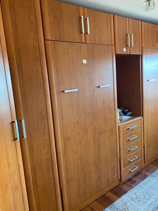 Habitación juvenil con armario y camas abatibles