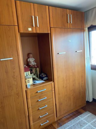 Habitación juvenil con armario y camas abatibles