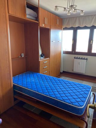 Habitación juvenil con armario y camas abatibles