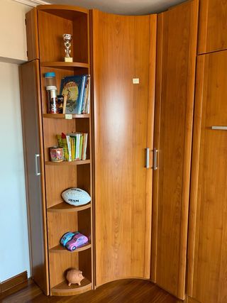 Habitación juvenil con armario y camas abatibles