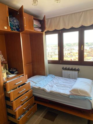 Habitación juvenil con armario y camas abatibles