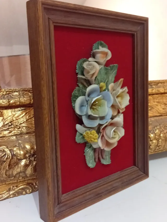 Antiguo cuadro de  flores de porcelana.