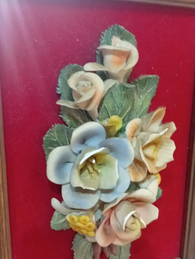 Antiguo cuadro de  flores de porcelana.