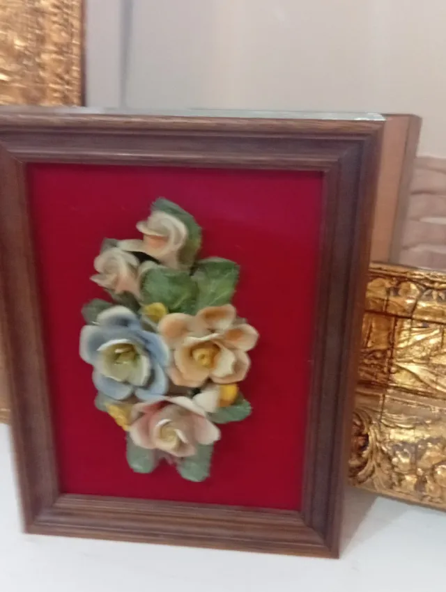 Antiguo cuadro de  flores de porcelana.