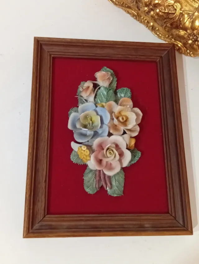 Antiguo cuadro de  flores de porcelana.