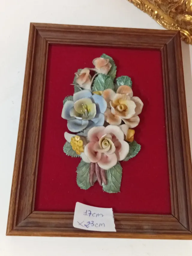 Antiguo cuadro de  flores de porcelana.