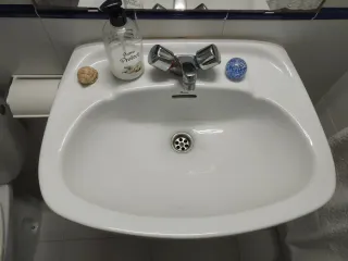 3 Lavabos Roca con Pie Blancos.