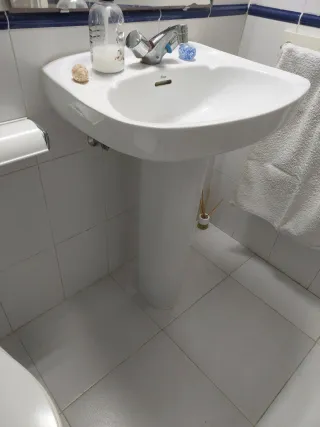 3 Lavabos Roca con Pie Blancos.