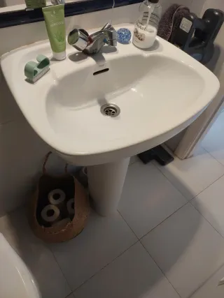 3 Lavabos Roca con Pie Blancos.