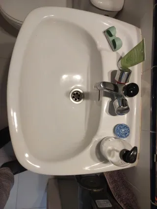 3 Lavabos Roca con Pie Blancos.