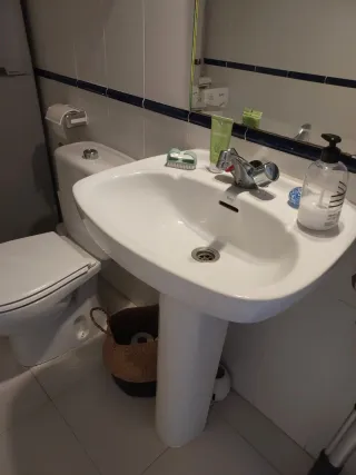 3 Lavabos Roca con Pie Blancos.