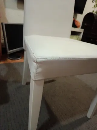 Silla acolchonada blanca de piel