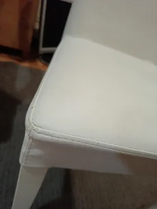 Silla acolchonada blanca de piel