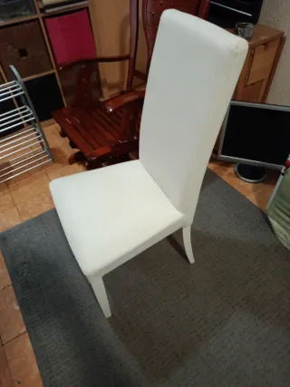 Silla acolchonada blanca de piel