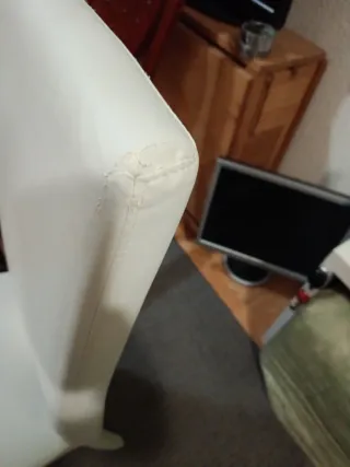 Silla acolchonada blanca de piel