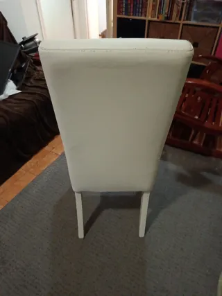 Silla acolchonada blanca de piel