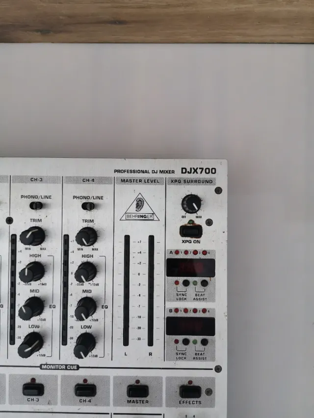 Mezclador Behringer DJX700