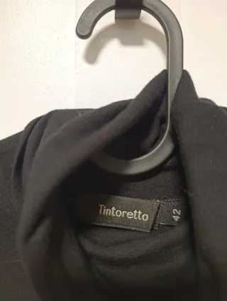 Camiseta negra cuello alto manga corta