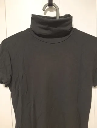 Camiseta negra cuello alto manga corta