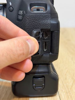 Cámara Canon EOS 700D + Objetivo 18-55mm + Complem