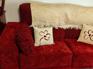 Sofá de tela rojo con cojines