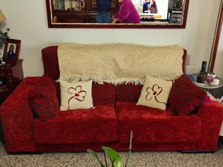 Sofá de tela rojo con cojines
