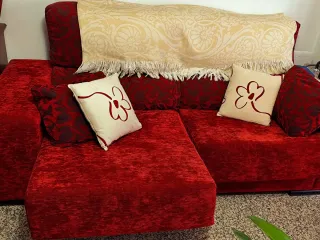 Sofá de tela rojo con cojines