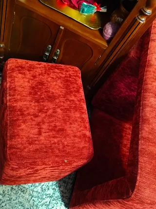 Sofá de tela rojo con cojines