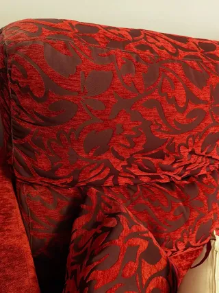 Sofá de tela rojo con cojines