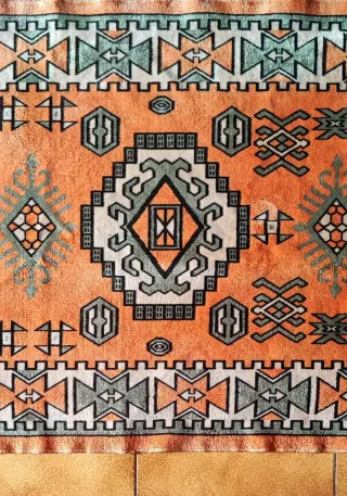 Tappeto passatoia arancione con motivi geometrici