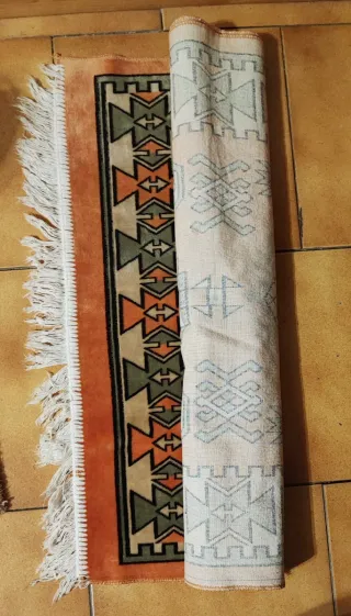 Tappeto passatoia arancione con motivi geometrici