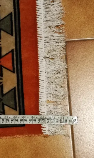 Tappeto passatoia arancione con motivi geometrici