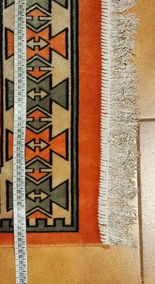 Tappeto passatoia arancione con motivi geometrici