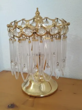 Lámpara de mesa dorada y cristal