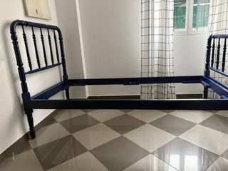 Cama individual azul de madera