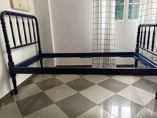 Cama individual azul de madera