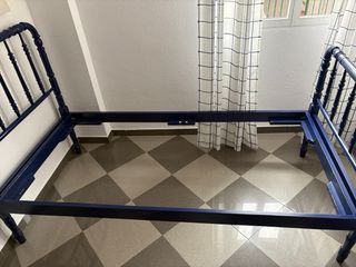 Cama individual azul de madera