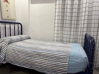 Cama individual azul de madera