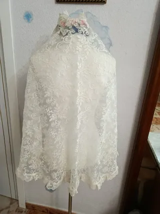 Lote de 2 Mantillas Fallera, Cancan y Medalla