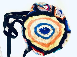 Mochila de crochet multicolor hecha a mano