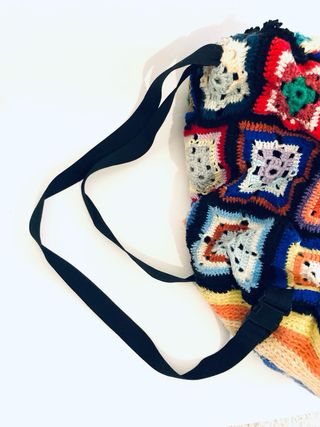 Mochila de crochet multicolor hecha a mano