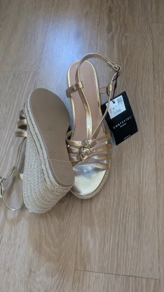 Cuñas doradas Cortefiel Talla 39 nuevas