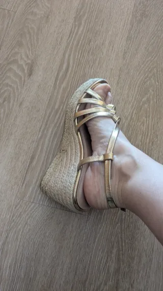 Cuñas doradas Cortefiel Talla 39 nuevas