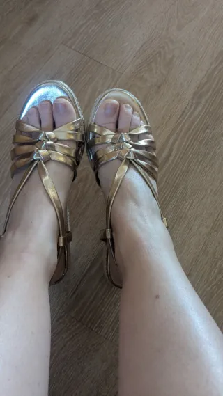 Cuñas doradas Cortefiel Talla 39 nuevas