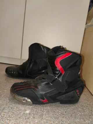 Botas de Moto Deportivas Negras y Rojas talla 42
